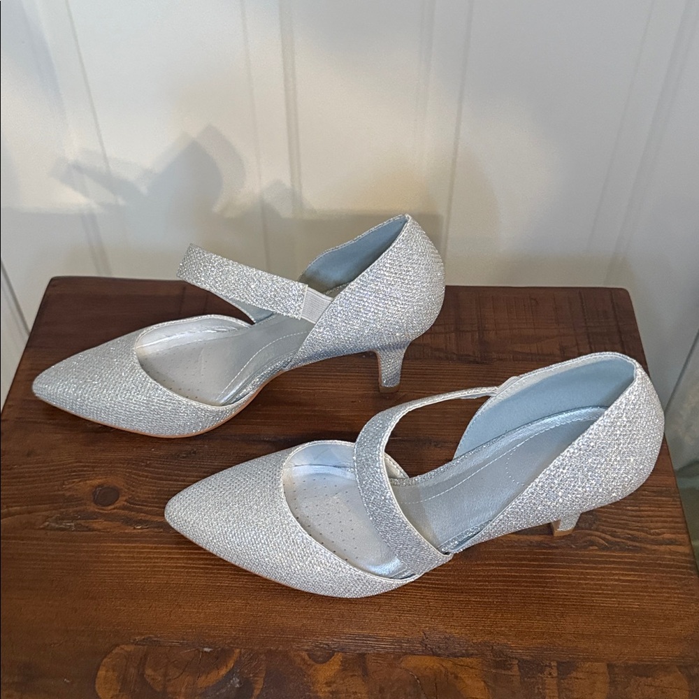 Shimmery Metallic Silver Women's 3' Heels Size 7 - Picture 3 of 6